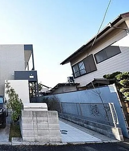 川口市坂下町３丁目のアパートのエントランス