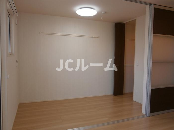 クローバーの洋室