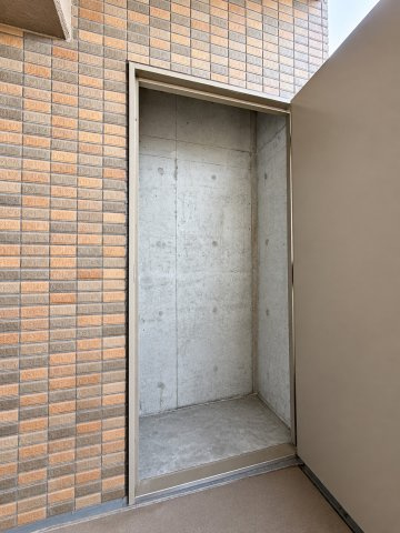 ルネ・グランオール～草加駅約2分の立地～の収納|・バルコニーのトランクルーム