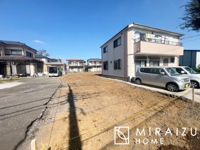 【前面道路含む現地写真】 | 通勤や家族の送迎など、毎日の生活にマイカーが欠かせない方にとって駐車場は大事な条件。敷地内にカースペースがあれば、お出かけやお買い物の際の搬入出も楽々です。