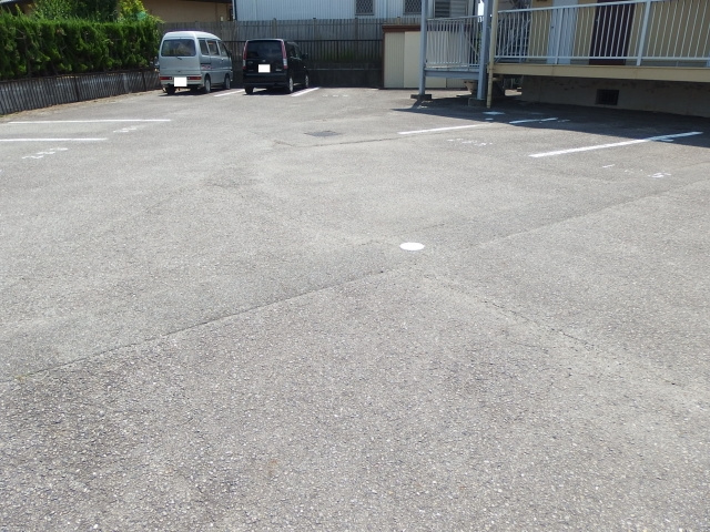コーポひまわり（東蔵前）の駐車場