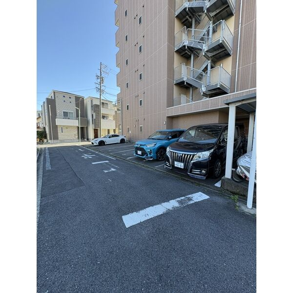 カーサ千種Aの駐車場
