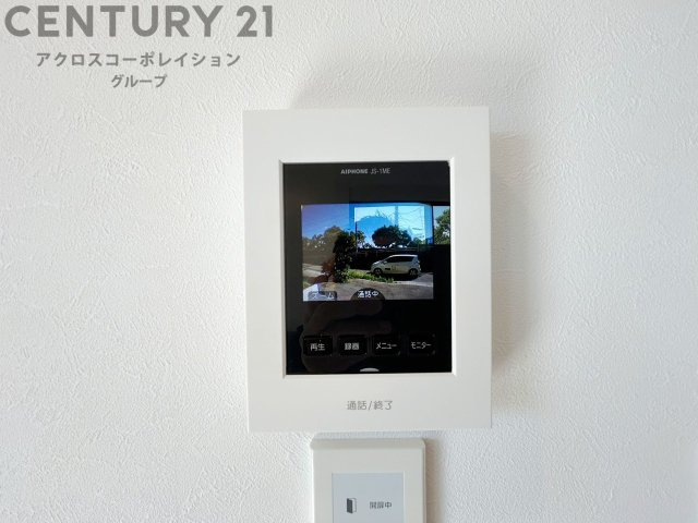 訪問者が来たときにテレビ画面で確認できるため、安心してドアを開けられます。録画機能があるものもあり、留守中に来訪者を記録しておくことができます。利便性が高く、セキュリティ面でも安心です。