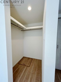 収納力が高く洋服や小物を整理しやすく、更衣室のように使え、部屋がすっきり保てます。収納の配置を自由に調整でき、換気性が良く防湿・防虫対策も可能。快適で機能的な生活空間を実現できます♪