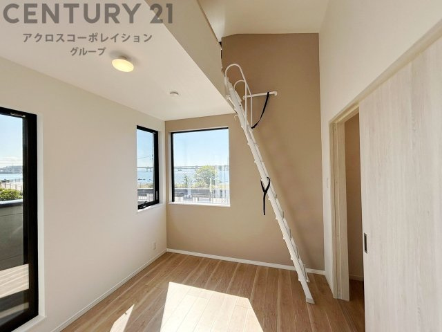 子供部屋…創造性や成長を促す遊びの空間を提供。学習や趣味に集中できる環境を整えます。個別のプライベートスペースは自己表現と自立心を育み、心地よい睡眠環境を整えリラックスできる場所を提供。