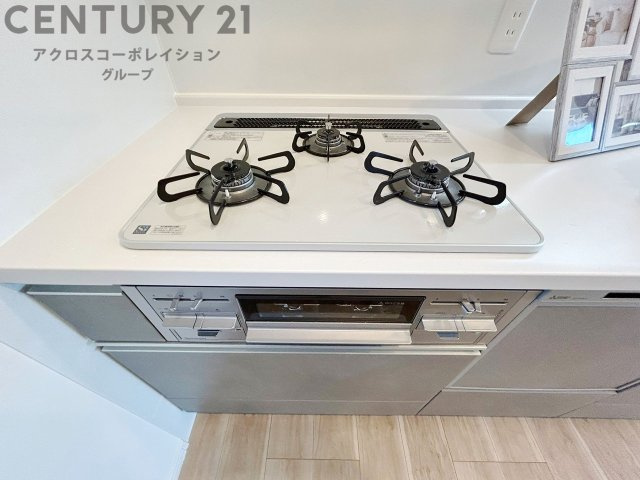 多数の調理器具を同時に使用でき、料理の効率化が可能。省エネで節約になり、様々な料理スタイルに適応できます。また、火力調整が独立しており、手入れや掃除もしやすく、今よりもっとお料理が楽しくなるかも。
