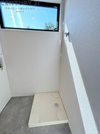 洗濯物の仕分け作業がしやすく、整理整頓が容易になります。洗濯音や湿気を他の部屋に持ち込まず、生活環境を快適に保ちます。上部を活用すれば収納スペースを確保でき洗剤や洗濯用品の整理もしやすくなります。