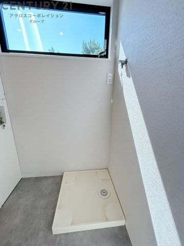 洗濯物の仕分け作業がしやすく、整理整頓が容易になります。洗濯音や湿気を他の部屋に持ち込まず、生活環境を快適に保ちます。上部を活用すれば収納スペースを確保でき洗剤や洗濯用品の整理もしやすくなります。