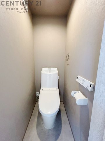 温水洗浄便座付トイレは温水洗浄機能により、暖かい水でおしりを洗浄することができ、冷たい水を使う従来の便座に比べ、温水洗浄機能で暖かいトイレを提供し、快適な使用を可能にします。