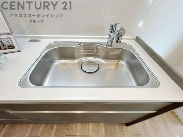 大きなシンクでお鍋などの大きな調理器具を洗う際にも便利です。
