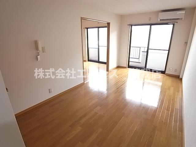 【居間・リビング】 | ピースコート | ゆったりとした居間です