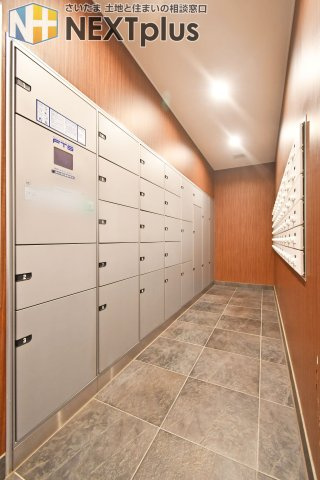 レーベン東鷲宮テラスの設備|24時間受け取れる宅配ボックスは嬉しいポイント！■当社には住宅ローンのスペシャリストがおります。『今買えるから大丈夫』ではなく、『買った後の本当の幸せは何か』を考えた上でのご提案をさせて頂きます。