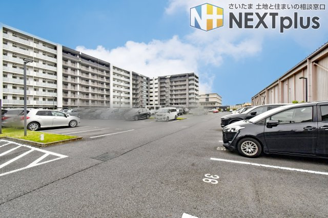 レーベン東鷲宮テラスの駐車場|◆専用駐車場有！（1台無償）※空き状況は当社まで都度ご確認くださいませ■難しいイメージの住宅ローンは経験スタッフが丁寧にお手伝いしますのでご安心下さい。皆様のご来店、心よりお待ちしております。