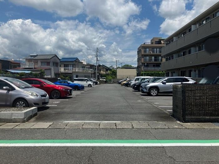 ニューリーブス桜竹の駐車場