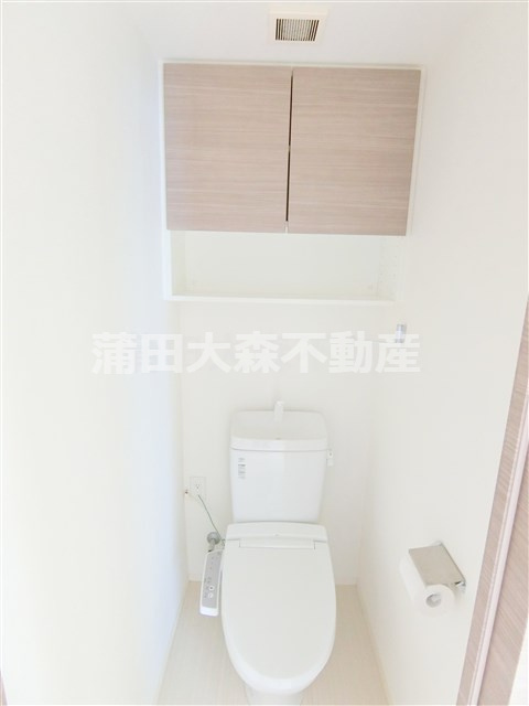 メイクスデザイン池上アジールコートのトイレ|吊戸棚と温水洗浄便座付きのトイレ