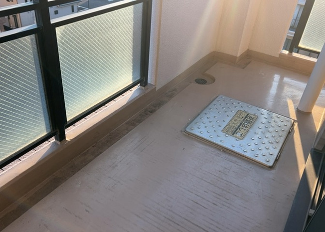 【バルコニー】 | グリーンコーポ本厚木 | 23.30㎡の広さを誇る3面バルコニーおよびワイドバルコニーを採用。南西向きのため日当たり・通風ともに良好で洗濯物がしっかり乾きます。ガーデニングなど多様な用途に活用いただけます。