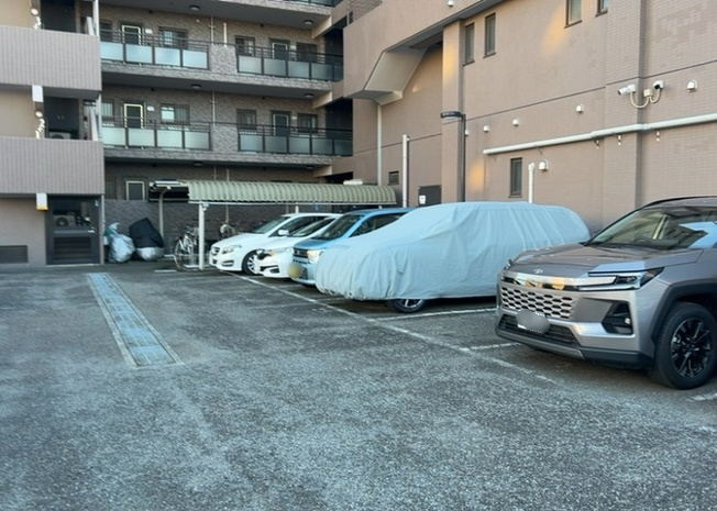 【駐車場】 | グリーンコーポ本厚木 | 敷地内駐車場を完備しており、月額10000円で利用可能です。平面駐車場のため大型車の出入りや乗り降りもスムーズに行えます。空き状況については時期により変動いたしますので、事前に当社までお問合せ下さい。