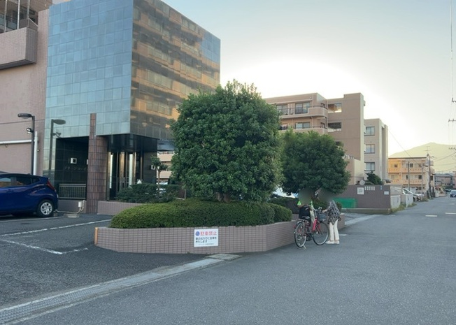 【外観】 | グリーンコーポ本厚木 | 小田急線本厚木駅より徒歩13分に位置するグリーンコーポ本厚木の外観です。1995年6月築、耐久性に優れた外壁タイル張りの9階建てマンション。巡回管理がされており、共有部分も清潔に保たれています。