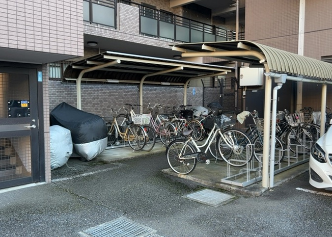 【駐輪場】 | グリーンコーポ本厚木 | 敷地内に整頓された駐輪場スペースを設けています。通勤・通学や近隣への買い物に自転車を利用する方に便利な設備です。屋根付きの区画もあり、愛車を雨風から保護しながら安心して保管しておくことができます。