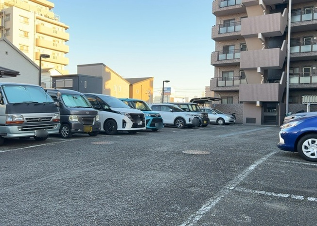 【駐車場】 | グリーンコーポ本厚木 | 建物敷地内に設けられた平面駐車場スペースです。自車位置への駐車がスムーズで、荷物の積み下ろしも楽に行えます。近隣で駐車場を探す手間がなく、お車をお持ちのご家族にも安心してお暮らしいただける環境です。