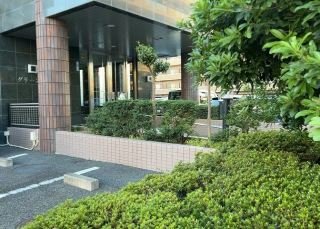 【中庭】 | グリーンコーポ本厚木 | マンション敷地内の共有スペース部分です。建物に囲まれた配慮された設計で、住まう方の憩いの場として活用できます。風通しを確保しつつ自然光を取り入れる工夫が施されており、落ち着いた雰囲気を演出します。