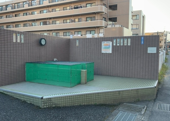 【設備】 | グリーンコーポ本厚木 | 共用部分に設置されたエレベーターです。7階のお部屋までもスムーズに移動でき、重い荷物を持っての帰宅時やベビーカー利用時にも非常に便利。日々の移動負担を大幅に軽減してくれる快適な共用設備です。