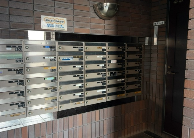 【設備】 | グリーンコーポ本厚木 | 1階共用部に設置された集合郵便受けです。各住戸ごとに鍵付きのポストが割り当てられており、プライバシーや防犯面に配慮された仕様です。毎日利用するメール便や郵便物の受け取りをスムーズに行えます。
