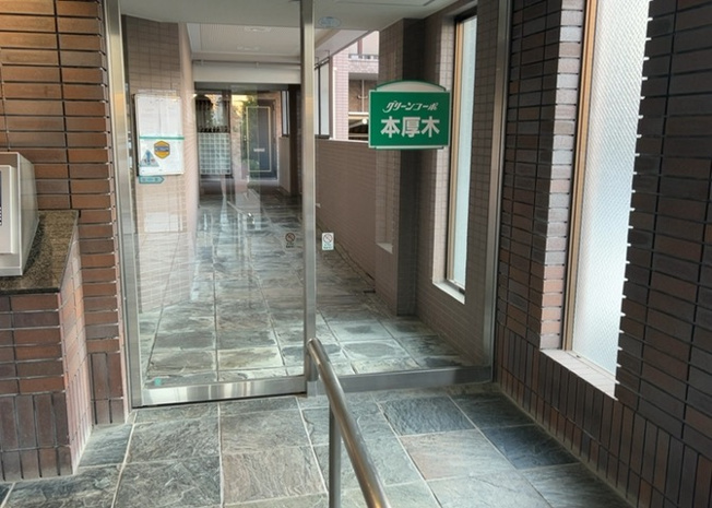 【ロビー】 | グリーンコーポ本厚木 | 住民の方が利用できる1階の共用ラウンジスペースです。待ち合わせやちょっとした休憩、ご近所同士の歓談など多目的にご活用いただけます。手入れが行き届いた綺麗な空間で、快適な交流の場を提供しています。