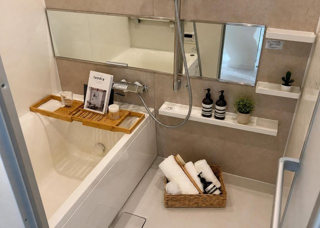【浴室】 | グリーンコーポ本厚木 | バス・トイレ別で快適に利用できる浴室空間です。冷めたお湯を温め直せる追焚機能浴室や、雨の日の衣類乾燥やカビ予防に役立つ浴室乾燥機を完備。毎日の入浴時間を快適にサポートする設備が揃っています。