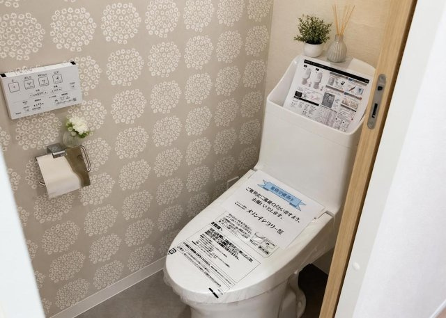 【トイレ】 | グリーンコーポ本厚木 | 清潔感のあるトイレ空間には温水洗浄便座を完備しています。バスルームとは分かれた独立トイレのため衛生的に利用可能。毎日使用する場所だからこそお手入れがしやすく、快適なプライベート空間を保てます。