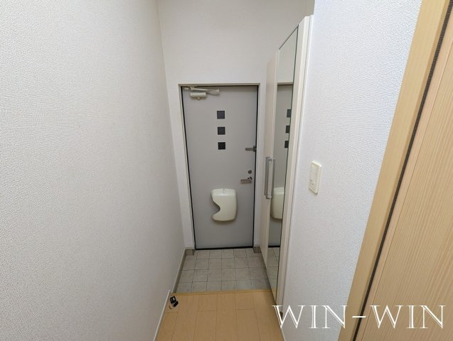 ホワイトルーム老津の玄関