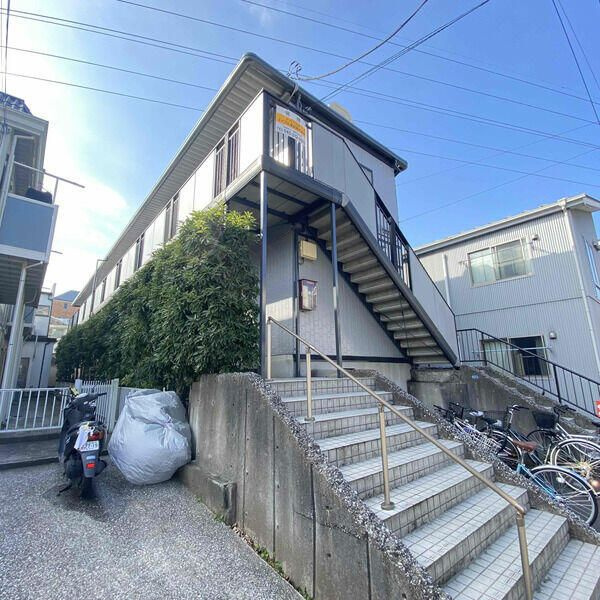横浜市金沢区釜利谷東８丁目のアパートの外観