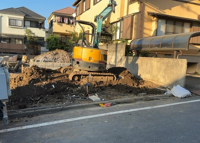 【前面道路含む現地写真】 | 住宅用の土地では前面道路に2m以上接していなければならないと法律で定められています。しかし、お持ちの車のサイズやライフスタイルなどにより、2mでは利便が悪い場合もございますので、事前に確認しましょう。