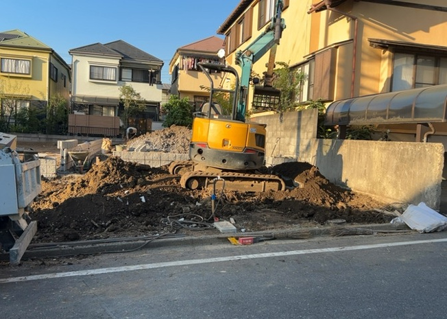 【前面道路含む現地写真】 | お持ちの車種によっては前面道路が広い方が便利でしょう。しかし、前面道路が広ければその分交通量が多くなるため、騒音などが気になる場合があります。実際に現地を見学し、周辺交通量や騒音などを確認しましょう！