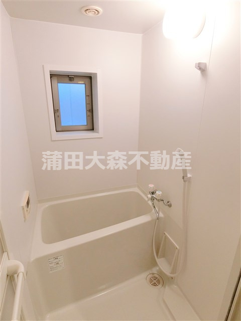 本羽田住宅の浴室|窓付きのお風呂　バスルーム
