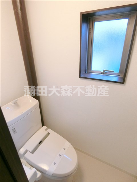 本羽田住宅のトイレ|窓と温水洗浄便座付きのトイレ