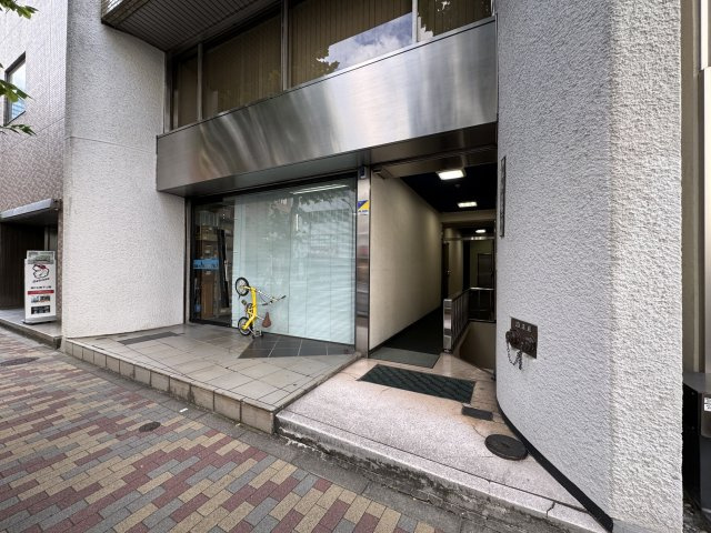興亜第二ビルのエントランス