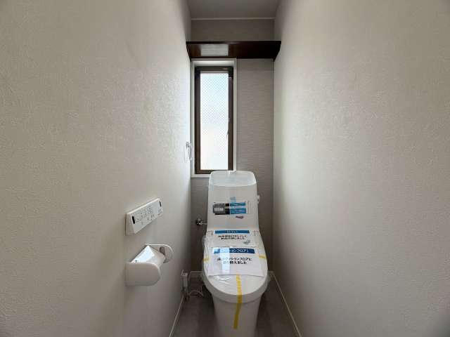 建物４０坪もあると、こうも違う！中も外もお手入れされ、しばらくはメンテナンス不要カモ。駐車場も２台車種によってはイケる？そのくらいのポテンシャルある『旭区中白根４丁目』リフォーム戸建のトイレ|ゆったりとした空間のトイレです