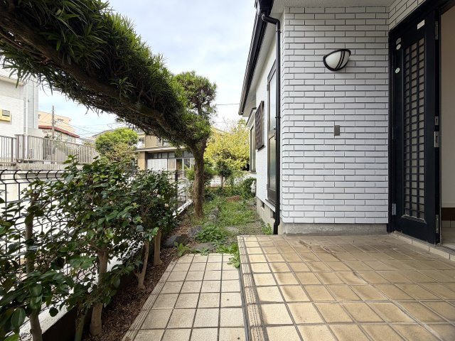 建物４０坪もあると、こうも違う！中も外もお手入れされ、しばらくはメンテナンス不要カモ。駐車場も２台車種によってはイケる？そのくらいのポテンシャルある『旭区中白根４丁目』リフォーム戸建の玄関|毎日通る玄関はこちらです