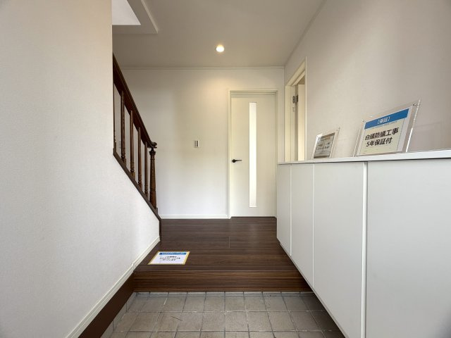 建物４０坪もあると、こうも違う！中も外もお手入れされ、しばらくはメンテナンス不要カモ。駐車場も２台車種によってはイケる？そのくらいのポテンシャルある『旭区中白根４丁目』リフォーム戸建の玄関|ゆったりとした玄関です