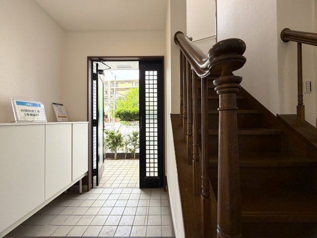 建物４０坪もあると、こうも違う！中も外もお手入れされ、しばらくはメンテナンス不要カモ。駐車場も２台車種によってはイケる？そのくらいのポテンシャルある『旭区中白根４丁目』リフォーム戸建の玄関|落ち着いた玄関です