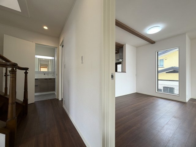 建物４０坪もあると、こうも違う！中も外もお手入れされ、しばらくはメンテナンス不要カモ。駐車場も２台車種によってはイケる？そのくらいのポテンシャルある『旭区中白根４丁目』リフォーム戸建の玄関|明るい玄関です