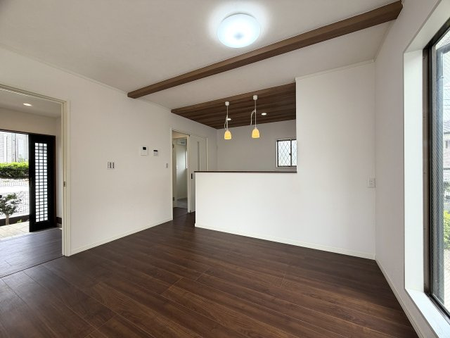建物４０坪もあると、こうも違う！中も外もお手入れされ、しばらくはメンテナンス不要カモ。駐車場も２台車種によってはイケる？そのくらいのポテンシャルある『旭区中白根４丁目』リフォーム戸建の居間・リビング|おしゃれなリビングです