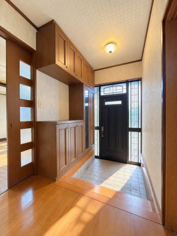 山景色と暮らす約130坪×大型カーポート×太陽光・蓄電池の家の玄関