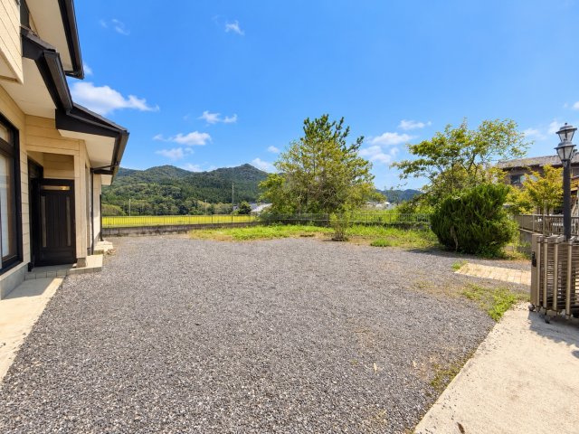 山景色と暮らす約130坪×大型カーポート×太陽光・蓄電池の家の庭
