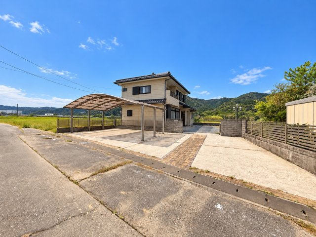 山景色と暮らす約130坪×大型カーポート×太陽光・蓄電池の家