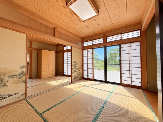 山景色と暮らす約130坪×大型カーポート×太陽光・蓄電池の家の和室