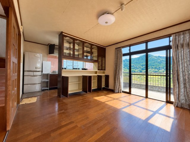 山景色と暮らす約130坪×大型カーポート×太陽光・蓄電池の家の居間・リビング