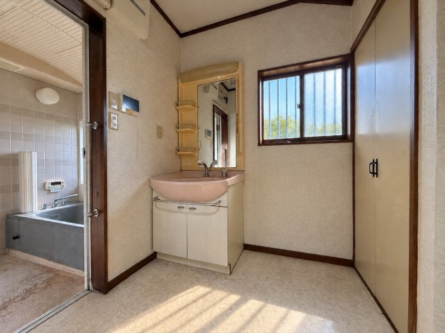 山景色と暮らす約130坪×大型カーポート×太陽光・蓄電池の家の脱衣所