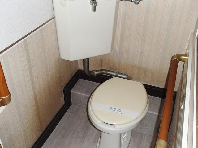 春江町貸家のトイレ